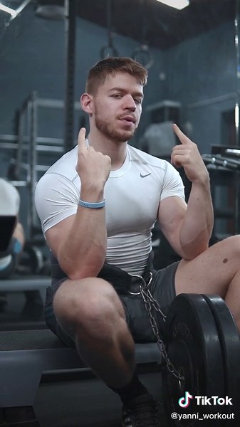 Tzv. “program hopping” znamená neustále zbrklé striedanie tréningových plánov. V konečnom dôsledku tak bohužiaľ ani z jedného veľa nevyťažíš 😬