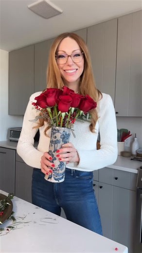 Laura Prepon on Instagram: "#GetYourPrepOn for a cozy dinner at home by adding a beautiful rose bouquet! One of my favorite ways to add some color to the table.🌹✨ #PrepOn"