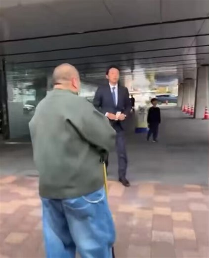 ここに書いていることはまったくの間違い。印象操作だ。もっと広域で写している動画を見ると、スタッフが右の方にいるので、写り込まないように手で少し離れるようにと指示し、動画を写している人に向かって手前に歩いてきて、杖をついた人の手の出し方が控え目だったので、分からなかったようだ。