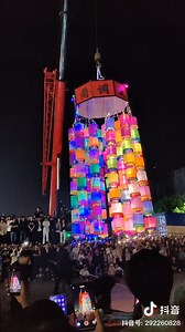 The "Box Lantern," also known as the "Palace Box Lantern," originated in Haixing County, Cangzhou, Hebei Province. It was a popular folk lantern art during the Qing Dynasty. This unique lantern consists of a series of layers, each revealing intricate designs such as pagodas, flower pots symbolizing good fortune, and paper ships. As the layers burn, they drop one by one, accompanied by fireworks, creating a dazzling display of light and sound. #intangibleheritage | Shanghai Daily 上海日报