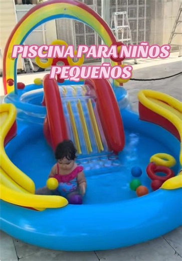 A mi nieta le encantó y yo feliz con ella disfrutando en su piscina inflable#pool#piscinaemcasa#babygirl#piscinainflable#inflatableswimmingpool
