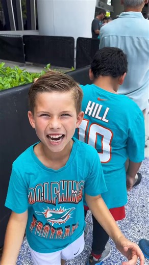 Today I’m catching a pass from NFL Supertstar Wide Receiver, Tyreek Hill. #tyreekhill #miamidolphins #widereciever | WynningSoccer