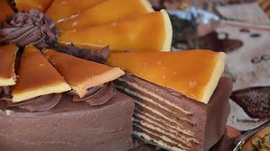 58K views · 1.2K reactions | Doboš torta je vjerovatno svima poznata, ali neki se ne usude isprobati ju zbog karamela :) Recept i detaljno objašnjenje pripreme možete pogledati ovdje: https://www.kolaci.biz/dobos-torta.html | Natašine slastice - Kolaci.biz | Facebook