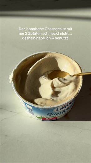 VIRALER japanischer Cheesecake 🥹 Habt ihr das auch gerade ständig auf eurer Explore-Seite? 👀 Ich sehe es die ganze Zeit – also musste ich es heute einfach ausprobieren! Ich habe dafür eine Quarkcreme genommen. Ihr könnt aber auch Skyr oder Magerquark verwenden – die Quarkcreme ist einfach extra schön cremig 🤍 Dann einen Schuss Kaffee und Stevia dazu, alles gut verrühren und Kekse unterheben. Ich habe Lotus-Kekse und Cookies genommen. Das Ganze über Nacht in den Kühlschrank stellen und am näch