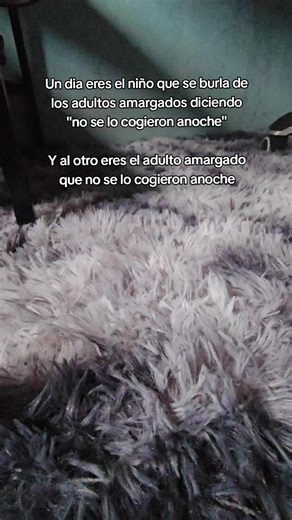 El ciclo de la vida no lo explicó Mufasa tan bien como lo explica esta frase. Había un niño. Inocente. Con una teoría del mundo donde los adultos amargados eran una categoría ajena, observable, casi cómica. Gente que claramente había tomado decisiones equivocadas en el camino y que ahora pagaba las consecuencias con ese ceño fruncido permanente y esa energía de quien perdió algo que no sabe nombrar. Y un martes sin nombre especial me levanté con el ceño fruncido. Con la energía baja. Con una irr
