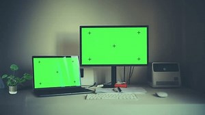 Écran d'ordinateur portable debout sur un : vidéo de stock (100 % libre de droit) 3574917539 | Shutterstock