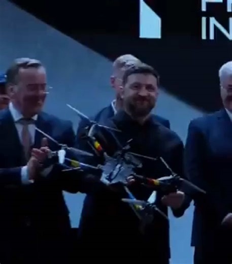 Während der Münchner Sicherheitskonferenz durfte sich Wolodymyr Selenskyj über ein besonderes „Geschenk“ freuen: Boris Pistorius händigte ihm die erste in Deutschland gebaute Drohne aus dem deutsch-ukrainischen Joint Venture aus. 10.000 weitere Exemplare sollen noch 2026 geliefert werden, produziert von Quantum Systems und Frontline Robotics. Der Minister sprach von einem „wichtigen Joint Venture“ mit gegenseitigem Vorteil und sonnte sich in der Ankündigung von 11,5 Milliarden Euro Militärhilfe 