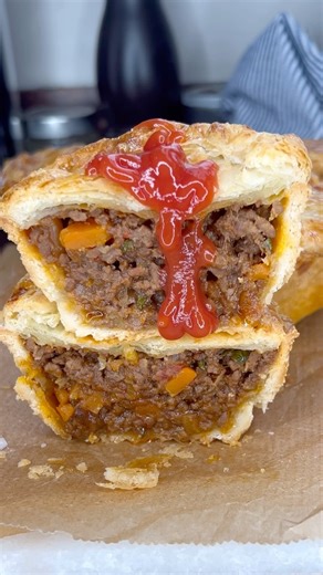 PIES DON’T LIE ❤️ And here is MY MINCED BEEF PIE RECIPE⬇️ we had loads left over so I thought I would make some hand held pies. Shortcrust pastry on the bottom Puff on the top. Trick is to blind bake shortcrust pastry in a tin 180°C for 20 mins, take out baking beans and pop the pie shells in for another 5 mins and then fill it with COLD pie filling and top with puff pastry egg washed and back in again for 30 mins Ingredients - serves 4 with buttered potatoes as well 1 onion sliced 1 leek sliced