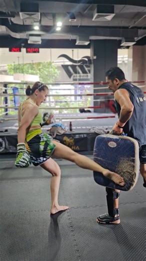 Low kick 🔥🥊 For more information : 🚩Asoke : 02 661 6292 ➡️ Line : @rsmacademy ➡️ IG : rsm_academy ➡️ FB : rsmacademy #rsmacademy #rsm #rajadamnern #singha #muaythai #academy #rsmasoke #rajadamnernstadium #boxing #gym #btsasoke #exit6 #sukhumvit23 #fitandfirm #healthychoices #fitness #matialarts #kickboxing #thaiboxing #bangkok #thailand | RSM Academy (Muay Thai)