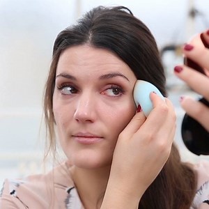 Voici en vidéo, comment utiliser votre éponge à maquillage présente dans toutes les box de mars 🙌 | BIRCHBOX