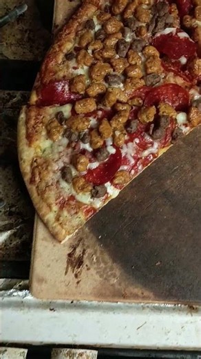 Walmart ultimate meat pizza, El Centro California.🍕🥓🍖🥩🍗