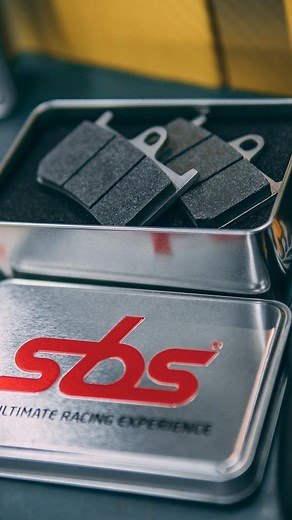 Tenemos una tremenda noticia!🔥 SBS Break Systems, uno de los fabricantes de pastillas de freno más importantes del mundo (sí, incluso hacen pastillas para Brembo 👀), fabricadas en Dinamarca y reconocidas por su línea de pastillas y discos de freno de alto rendimiento, ¡llega a Chile de nuestra mano! 🇨🇱 Estamos felices de sumar esta gran marca 🤩 Muy pronto podrás encontrar @sbsbrakes en nuestras tiendas, en nuestra red de distribución y, por supuesto, en nuestras motos de arriendo, porque si