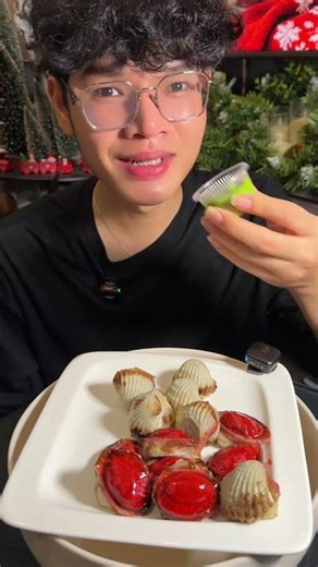 Cockles can be eaten with the shell on. The jelly-like substance resembles cockles. #jelly #cockl...