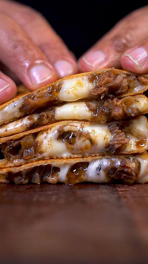 Envia esse Video para o mozão! Wrap de Tapioca da Terrinha recheado de osso buco braseado e queijo. Ingredientes: 1052kg ossobuco 4 Wraps de tapioca Da terrinha Alimentos 112gr muçarela ralada sal de parrilla e pimenta Canta Galo by Netão! 98gr alho picado 32gr vinagre de maçã 234gr caldo de carne 11gr cominho 6gr orégano 41gr molho chipotle 2 canela em pau 5 folhas de Louro 43gr açucar demerara 62gr barbecue de cachaça do A Para o guacamole: 253gr abacate 128gr tomate 98gr cebola roxa 32gr suco