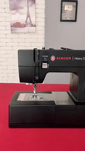 Site: loja.singer.com.br Compre com desconto usando o cupom JONATASVERLYPrincipais Características da HD 4423 Sterling:- Design exclusivo na cor Sterling (prata metálico) – moderno e sofisticado- 23 pontos: utilitários, decorativos, flexíveis e essenciais- Caseador de 1 passo para casas de botão perfeitas- Prega botões de 2 e 4 furos com praticidade- Ajuste da largura (até 6mm) e comprimento (até 4mm) do ponto- Braço livre para facilitar costuras tubulares, como mangas e barras- Rebaixador dos d