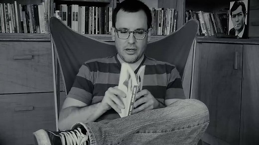 Antonio Prata lê "Recordação", uma das crônicas de "Trinta e poucos". Mais que qualquer escritor em atividade, Antonio Prata é cultor do gênero que fincou raízes por aqui: a crônica. Pode ser um par de meias, uma semente de mexerica, uma noite maldormida, a compra de um par de óculos, a tentativa de fazer exercícios abdominais. Quanto mais trivial o ponto de partida, mais cheio de sabor é o texto, mais surpreendente é a capacidade de extrair sentido e lirismo da aparente banalidade. Conheça "Tri