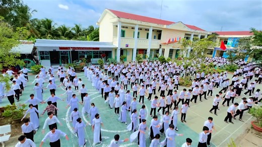 🇻🇳 | Students in Vietnam’s Mekong Delta do rhythmic exercises during recess. 🎥 haibangthan.m.s.f #ASEANurbanist #Admin_Bin | ASEAN urbanist