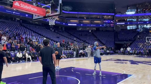 “Elite skill !”Steph Curry and Warriors assistant coach Anthony Vereen marvel at Steph getting a ball to balance perfectly on the rim, and then having two basketballs go thru the rim at the same time on the follow up shot.