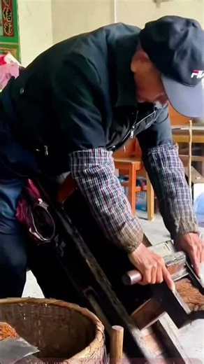 Inheriting Craftsmanship: The Traditional Art of Tobacco Cutting