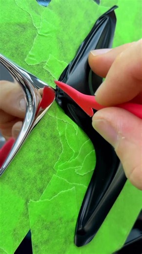 Rear Emblem Dechrome: DS 7 Minimal Luxury 🖤✨ Dechroming the DS 7 rear emblem removes excess shine for a calm, modern finish. Vinyl keeps the process fully reversible and paint safe. Luxury often looks better simplified. Would you dechrome rear logos first? 👀 #DS7 #Dechrome #RearEmblem #LuxuryStyling #VinylWrap