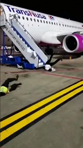 A pesenger record 🎥 unbelievable seen after plane landing on airport #airplaneaccident #emergency