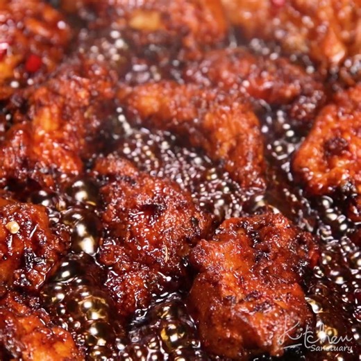 This Chinese Crispy Chicken with Honey Garlic Sauce is one of those meals everyone loves! Easy to make spicy or mild. Way tastier than takeout! Full Recipe Here: https://www.kitchensanctuary.com/2017/09/chinese-crispy-chicken-honey-garlic-sauce/ | Kitchen Sanctuary