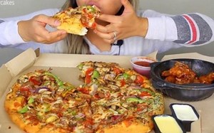 吃播 ASMR - 巨无霸披萨和咖喱鸡翅跟