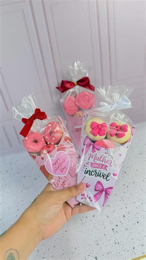 Arquivo Digital Embalagem | Pack Artes | Arte Aflora on Instagram: "Buquê cake Donuts para Dia da Mulher e Valentines Day 💖✨ 📍 link da arte na bio (kit porta donuts/mini confeiteiro/buquê) 🤩 Comenta “buquê “ que envio mais informações! O que acharam da ideia? #minidonut #cakedonut #valentinesday #diadasmulheres"