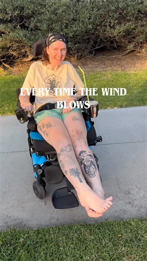 Erin Taylor | ALS at 23 | Inspired Journey | Amazing Life on Instagram: "My mom calls them my leg ere^tions I have ALS and my muscle spasticity is off the charts in my legs. Involuntary muscle contractions makes my legs shoot out straight and strong as a tree. I am now 26 and I have the dreaded and still uncured disease ALS. Me and Eric Dane and about 6000 other people diagnosed each year. We all were given 2-5 years to live. Please help us change that stat. Thank you for the follow, the share,