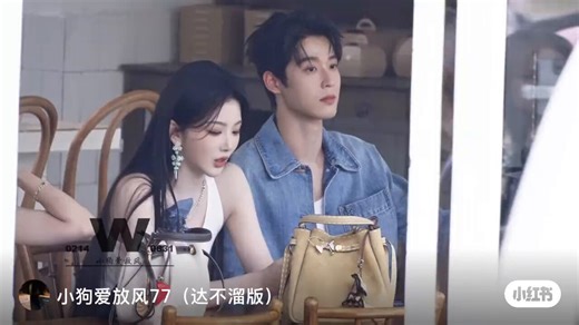 #KongXueEr chatting with Wu YuCheng on the Tory Burch set. As a #XueKai fan, I am relieved to see the huddle close and giggle into the chest is reserved only for #DengKai. Ah ah...melting and smiling. Delulu-ing. 😆🤪🫠😜🫠🫠🤣😂😍