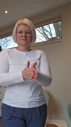 Als Heilpraktikerin sage ich dir: Deine Periode zeigt dir, wie es deinen Hormonen geht. Viele Frauen glauben immer noch: Da muss ich halt durch. Meine Bitte an dich: Sei fürsorglich zu dir und fange an zu verstehen. Dunkelrot mit Klumpen? Östrogendominanz - deine LEBER schafft den Hormonabbau nicht mehr. Braun und nur 2 Tage? Progesteronmangel - deine NEBENNIEREN sind erschöpft, dein Körper bildet wenig Progesteron. Wässrig und blass? Dir fehlt Östrogen - check deine SCHILDDRÜSE und deinen NÄHRS