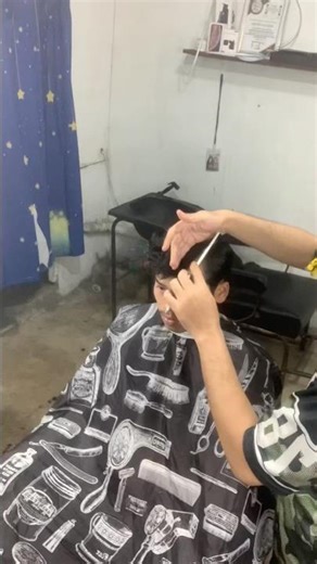 Berhenti lurusin rambut ikal lo! Pakai gaya fringe ini biar aura 'ganteng dari lahir' lo keluar.