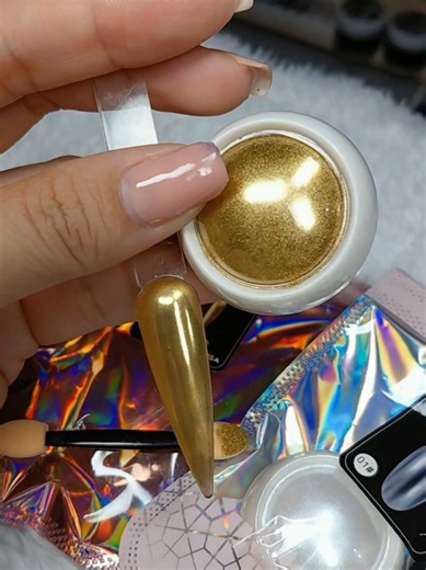 ✨ Unhas com efeito de joia em segundos! O pó cromado que transforma qualquer esmaltação em um brilho espelhado perfeito 💅✨ Corre garantir o seu no TikTok Shop e deixe suas unhas com efeito metálico profissional sem sair de casa! 🛍️🔥 O pó cromado para unhas é perfeito para criar nail arts modernas com efeito espelhado metálico incrível ✨ Disponível nas cores dourado e prateado, ele proporciona acabamento brilhante, sofisticado e super tendência para alongamentos, esmaltação em gel e decorações
