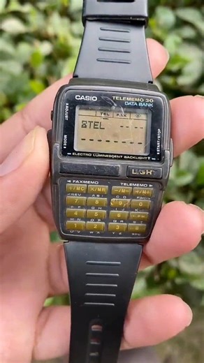 Reloj Casio Telememo 30 Data Bank 😍⌚️también conocido por su número de módulo DBC-30. Este es un reloj digital de estilo vintage que combina las funciones de un reloj de pulsera con las de una calculadora y una agenda. Características principales Funcionalidad Telememo: Permite almacenar hasta 30 registros, cada uno con un nombre y un número de teléfono. Calculadora: Incluye un teclado numérico completo en la parte frontal para realizar cálculos básicos. Luz de fondo: Cuenta con una luz de fond