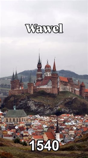 Kultura.exe on Instagram: "Przenieś się na koronację Władysława II Jagiełły. #wawel #rekonstrukcja #historiapolski #kraków Zdjęcie Wawelu (2025): © Paweł Suder / Wikimedia Commons, licencja CC BY-SA 4.0 Kadr Wawelu 1540: Matthias Gerung ok.1536(opracowanie autorskie) Kadr katedry: rekonstrukcja na podstawie ryciny z „Historii Powszechnej”, t. II, Historia Średniowiecza, Poznań 1912"
