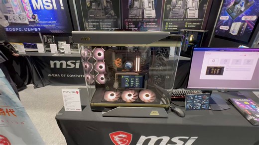 ASK FESのMSIブースに同社のフラグシップパーツで構成したウルトラハイエンドPCが展示されていました。使用されているケースはこれから販売予定のMEG MAESTRO 900Rで、存在感が凄い！試作品なのでデザインには改良が加えられるとのこと。他にはない特別なPCを組みたい人にはなかなか良さそうです。
