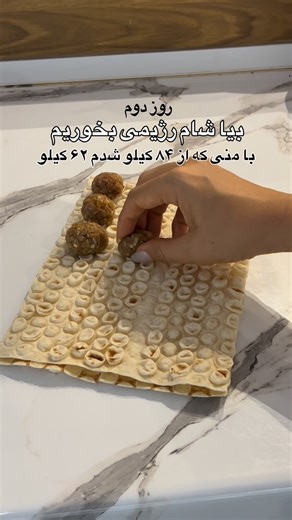 ‎| بلاگر انگیزشی | رژیم و کاهش وزن | لایف استایل‎ on Instagram‎: "روز ۲ (۳۵ روز تا شب یلدا) برگردیم به وزن قبل آسیب و تو گچ رفتن پا😍 ✅اگه میخوای این ۳۵ روز همراه شی بنویس لینک و بیا تو گروه لاغری که عکس وعده های غذاییت رو بفرستی که انگیزه ات حفظ شه😍 گوشت چرخ کرده کم چرب و پیاز و ادویه و یه نون هم ۱۵۷ کالری داشت! با نون سبودار یا پیتا حتی بهتره🤩 ورژن تو تابه ایش رو هم واست لینک میذارم همین پایین🥰 #رژیمی #رژیمی_ولی_خوشمزه #سالم_خوری #کاهش_اشتها #کاهش_وزن #کاهش_وزن_سریع #کاهش_وزن_اصولی #چالش_لا