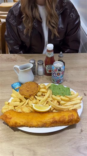 FLABS 👨🏼‍🦲👩🏼 | Kent’s best food bloggers 😉! on Instagram: "THE BEST FISH AND CHIPS IN KENT 🐟🍟 (Ep 4)! Highly recommended by you lot and this one was a banger! Nice and very friendly people working there and very attentive. The large fish was exactly what it says on the tin, HUGE. It had a strange rectangle shape no idea why but delicious either way 🤣 chips were good and the spam fritter was elite haha. Gravy wasnt abit of us this time round but we will keep trying it. Solid gaff. 📍 @fi