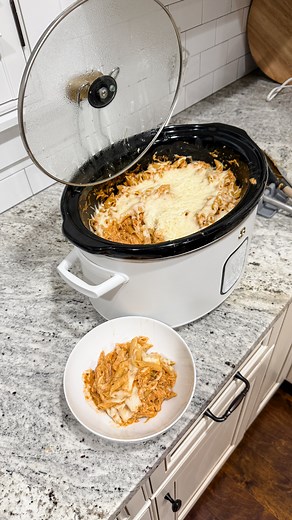 Creamy Crockpot Chicken Penne Bake The easiest throw-it-all-in-and-go dinner! So creamy, cheesy, and packed with flavor. Save this one for a busy night! Here’s what you’ll need: • 2–3 chicken breasts • 2 tbsp onion powder • 2 tbsp garlic powder • 2 tbsp paprika • Pepper to taste • 1 (22 oz) jar Alfredo sauce • 1 (24 oz) jar pasta or marinara sauce • 1 block cream cheese (I used 1/3 less fat) • 1 box high protein penne pasta • 8 oz shredded mozzarella & provolone cheese blend How to make it: 1️⃣
