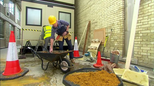 Gigglebiz Simon Pieman the pie delivery service on wheels
