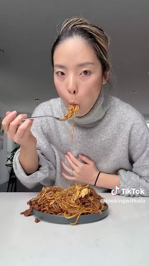 Egg Noodle Beef Stir Fry, my signature dish are all of my stir fry noodles, I can't let you miss this! Ingredients: 1 strand egg noodle 2 eggs 2 tbsp oil 100g beef 1 tbsp chili pepper, any 1 tbsp garlic 1 cup bean sprout 1 tsp dark soy sauce 1 tbsp soy sauce 1 tbsp chili powder A pinch of salt Marinate sauce: 1 tsp dark soy sauce 2 tbsp soy sauce 1 tbsp oyster sauce 1 tbsp oil 1 tsp cornstarch A pinch of salt Instruction: Marinate the beef with the marination sauce and let it sit for 5-10 minute