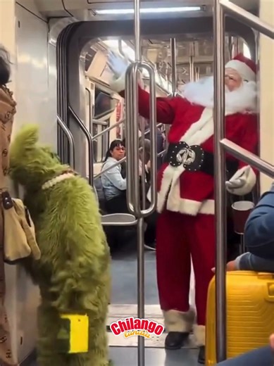 Chilangolandia on Instagram: "Santa ya anda en la entrega de los regalos de Navidad!🎅🤣🚇 #CDMX"