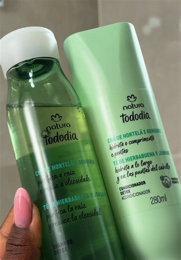Raiz equilibrada, pontas hidratadas e zero oleosidade ao longo do dia! Testando a nova linha Tododia Equilíbrio Antioleosidade de @Naturabr e sério… meu cabelo ficou soltinho, leve e com movimento real 💚 Se você sofre com raiz oleosa ou quer fazer um momento detox, salva esse vídeo pra testar depois e me conta o que achou! 🧡 Utilize o cupom no site da Natura: TODODIACABELOS15 - 15% off. Promoção válida por tempo limitado - ou enquanto durarem os estoques. Desconto válido em uma seleção específ