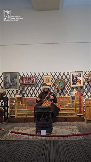 Монголын уран зургийн галерей болон Ү.Ядамсүрэн сан хамтран зохион байгуулж буй Монголын дүрслэх урлагийн нэрт төлөөлөгч, Ардын зураач, Төрийн шагналт, Урлагийн Гавьяат зүтгэлтэн Үржингийн Ядамсүрэнгийн мэндэлсний 120 жилийн ойн хүндэтгэлийн “АМАР АЯСГАЛАН” хүндэтгэлийн үзэсгэлэн Үзэсгэлэн 2025 оны 10 дугаар сарын 30-ны өдрийг дуустал үргэлжлэх тул үзэгч та бүхэн хүрэлцэн ирж Монголын уран зургийн хөгжилд гүн ул мөр үлдээсэн зураачийн ур ухаан, өв уламжлалыг таалан болгооно уу ☀️ The National Ar