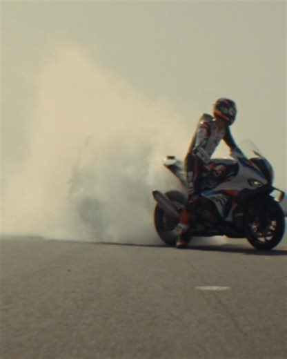 Precision. Power. Perfection! The BMW S 1000 RR doesn’t ride — it dominates. 🏁 🛞 Dynamic Traction Control Pro 💨 154 kW of pure racing DNA Own your Mondays like you own the track. #MakeLifeARide #NeverStopChallenging #BMWS1000RR #BMWMotorrad | BMW Motorrad South Africa