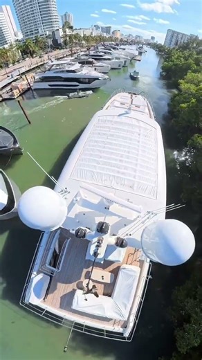 AZIMUT GRANDE 32 METRI — Italian Grandeur, Reimagined at Sea ⚓\n\nThe Azimut Grande 32 Metri is a...