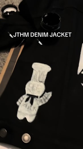 Tried something knew , I’m currently learning how to paint on denim jackets , this should be fun and a very interesting process anyways I made this for my girlfriend for Christmas:) #johnnythehomicalmaniac #jthm #alt #smallartist #jthmjohnny