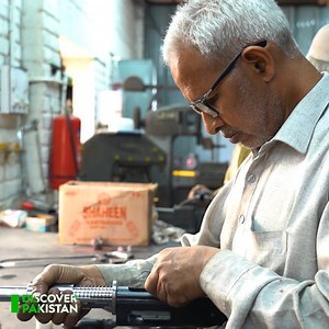 318K views · 10K reactions | پاکستان میں ایشیاء کی سب سے بڑی اسلحہ مارکیٹ! ہر طرح کا اسلحہ یہاں سے ملے گا۔۔۔ قیمت ایسی کہ سب حیران رہ جائیں، ویڈیو Asia's Largest Guns Market in Pakistan | Discover Pakistan #weapons #guns #Peshawar #arms #tank #DaraAdamKhel #DiscoverPakistan | Discover Pakistan | Facebook