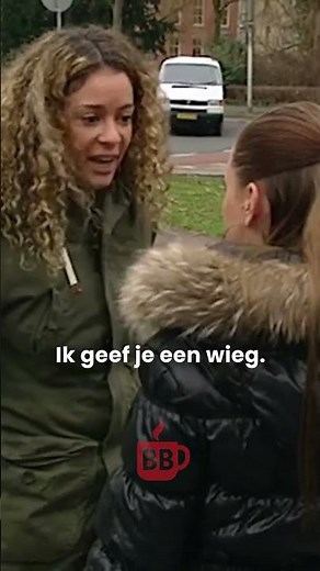 De beruchte tv-ruzie tussen Fajah Lourens en tienermoeder Romana in Vier Handen Op Eén Buik (2013)