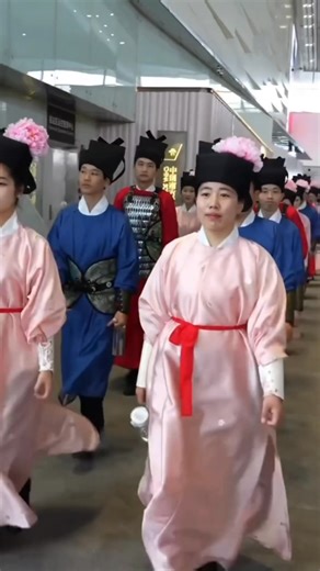 ✈️สนามบินไป๋หยุน กวางเจา ต้อนรับเทศกาลตรุษจีน โดยให้พนักงานภาคพื้น และพนักงานรักษาความปลอดภัยทุกส่วนในสนามบินลุกขึ้นสร้างสีสัน โดยให้ทุกคนแต่งชุดจีนฮั่นฝู ….ช่วงนี้ท่านใดไปลงเครื่องที่สนามบินกวางเจาคงได้เห็น ……ข่าวว่าที่สนามบินไหโข่ว เกาะไหหลำ ก็ให้พนักงานภาคพื้นแต่งชุดฮั่นฝูเช่นกัน…Villy🙀 | เที่ยวจีนกับ Villy